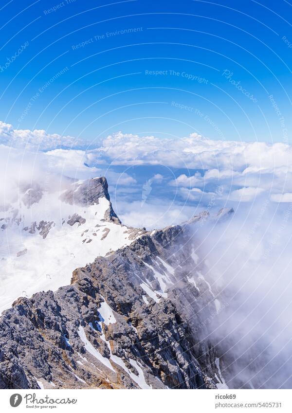 Blick von der Zugspitze bei Garmisch-Partenkirchen in Bayern Alpen Gebirge Wetterstein Berg Gipfel Wettersteingebirge Landschaft Natur Sommer Himmel Wolken blau