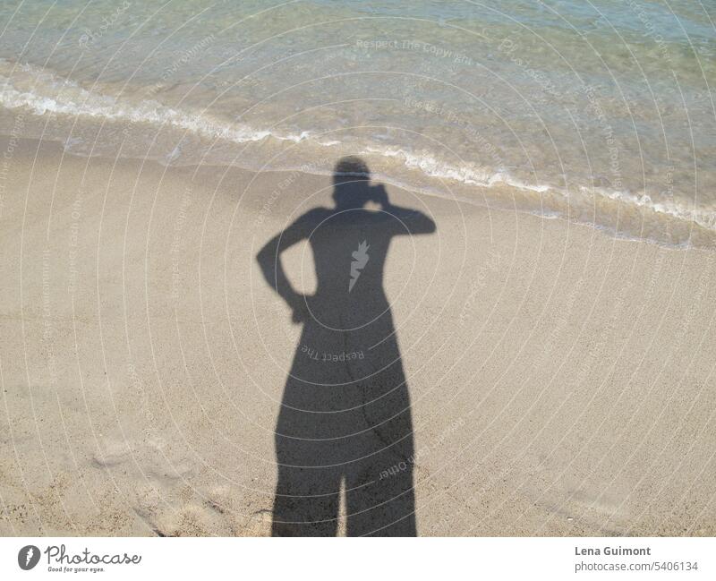 Schatten mit Kopf im Wasser Person Sand Meer Sonne Sommer Menschen Frau reisen Urlaub Strand blau Gewässerrand Selfie