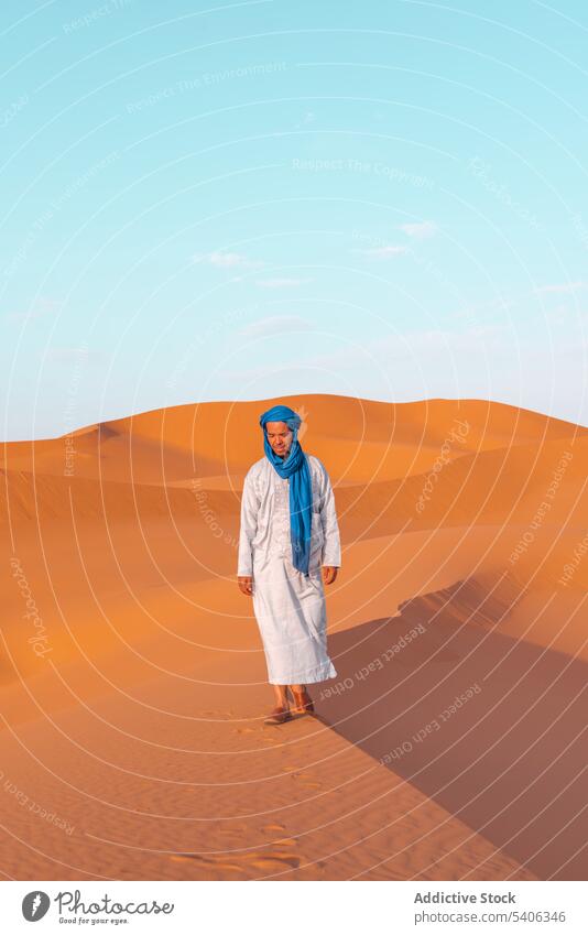 Lächelnder Berbermann in traditioneller Kleidung beim Spaziergang in der Wüste Mann tuareg Stoff wüst Sand Düne Natur Tradition reisen männlich Marokkaner