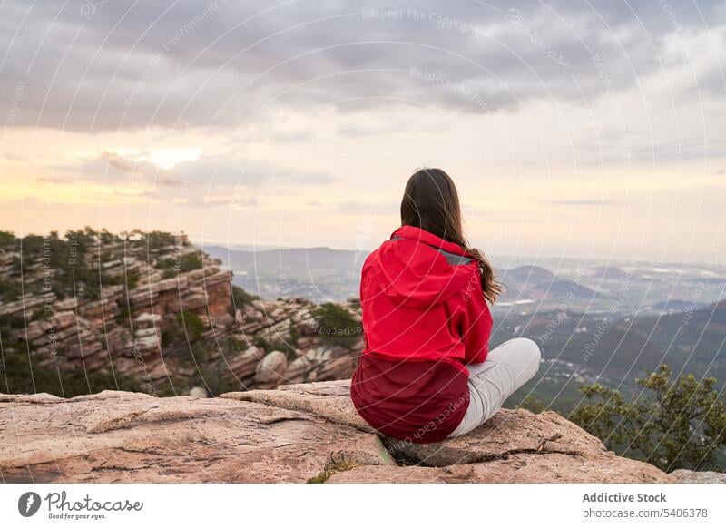 Anonymer weiblicher Reisender, der sich am Rande einer Bergklippe ausruht Frau Tourist Wanderer Trekking sich[Akk] entspannen nachdenklich Saum Berge u. Gebirge