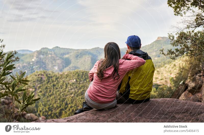 Unbekanntes Paar sitzt auf einem Berg Tourist Aussichtspunkt Berge u. Gebirge bewundern Hochland beobachten Umarmen Saum Zuneigung Urlaub Reisender Ausflug
