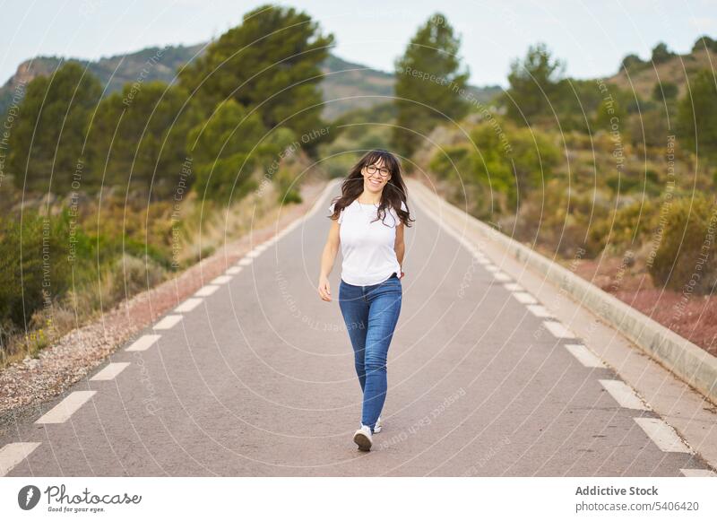 Glückliche Frau auf der Straße Tourist Reisender schlendern Spaziergang reisen Fußgänger Asphalt Weg Landschaft hispanisch Ausflug Tourismus Lächeln Dame heiter