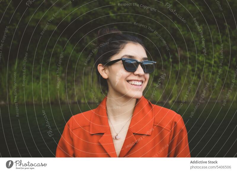 Lächelnde junge Frau mit Sonnenbrille am See im Urlaub Tourist montebello seen Seeufer Sommer heiter Tourismus Chiapas Mexiko rot Nationalpark trendy Reisender