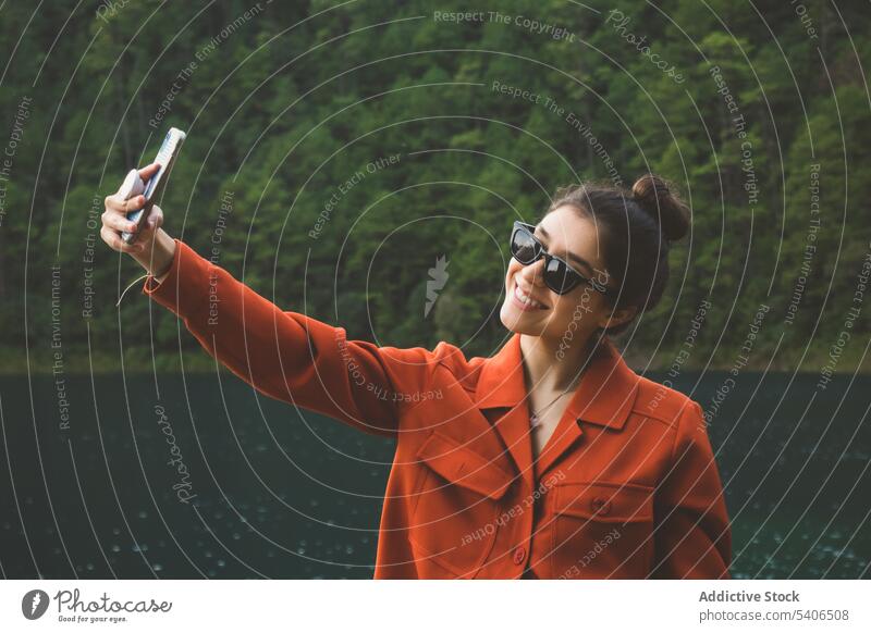 Frau macht Selfie mit Smartphone im Nationalpark Tourist benutzend See montebello seen Urlaub Gedächtnis Freizeit Chiapas Mexiko Reisender Sommer Tourismus