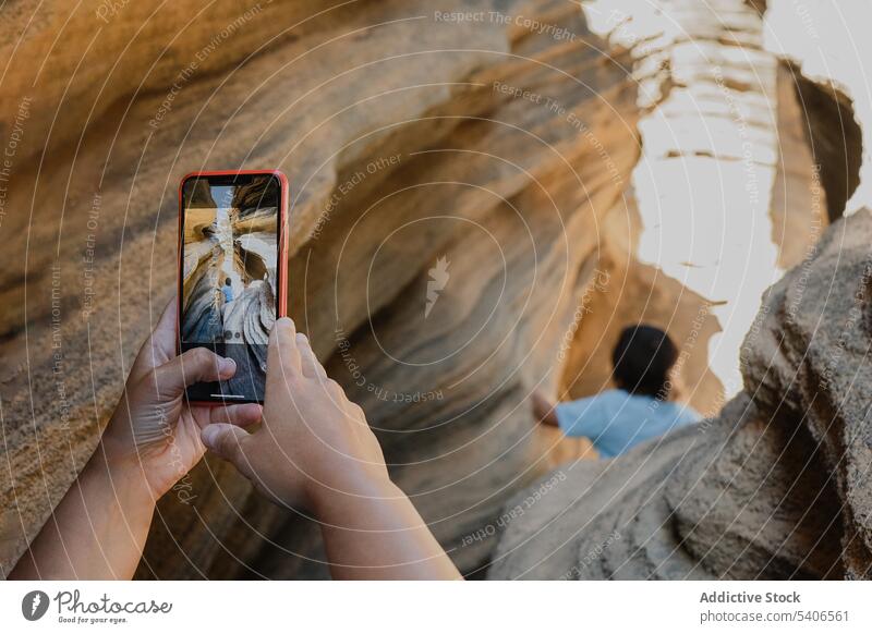 Unbekannte Person fotografiert anonymes Kind mit Smartphone fotografieren Klippe Aufstieg felsig Berge u. Gebirge benutzend Fotografie Apparatur Gerät Stein
