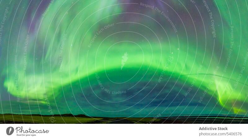 Polarlicht über dem Feld Nordlicht polar Licht Nacht Einfluss Erscheinung Natur Umwelt Island malerisch polaris Landschaft Szene natürlich nördlich Anzeige
