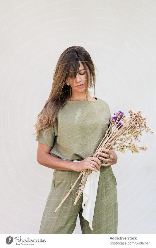 Junge Frau mit Lavendelblumenstrauß Blumenstrauß Aroma Geschenk aromatisch Haufen besinnlich nachdenklich geblümt duftig Windstille Pflanze Blütezeit Flora Dame