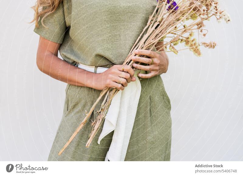 Unbekannte Frau mit Lavendelblumenstrauß Blumenstrauß Aroma Geschenk aromatisch Haufen geblümt duftig Pflanze Blütezeit Flora Dame Wittern Botanik Harmonie
