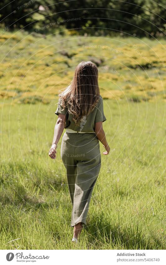Unbekannte Frau auf grüner Wiese Spaziergang Wald Sommer Rasen Wochenende Park genießen Natur Gras Landschaft sich[Akk] entspannen lässig ruhen Pflanze Umwelt