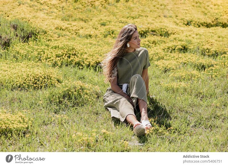 Verträumte Frau beim Ausruhen auf einer Wiese verträumt sich[Akk] entspannen Feld Gras nachdenklich Natur genießen Landschaft jung grasbewachsen friedlich