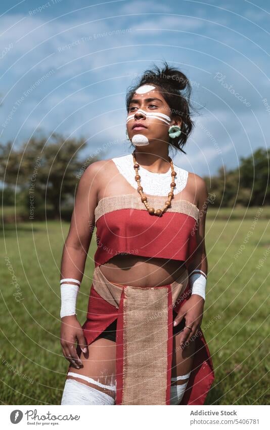 Maya-Frau in traditionellem Gewand einheimisch heimatlich Krieger Azteken Prinzessin Stämme historisch Historie Mexiko Vegetation üppig (Wuchs) grün Ritual