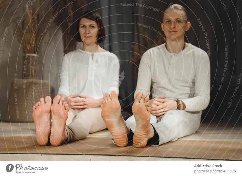 Ehepaar mit Abdrücken der Sadhu-Tafel Paar Ehemann Ehefrau Yoga sadhu nageln Holzplatte üben sich[Akk] entspannen zu Hause Yogi Asana Pose drucken Mark Fuß