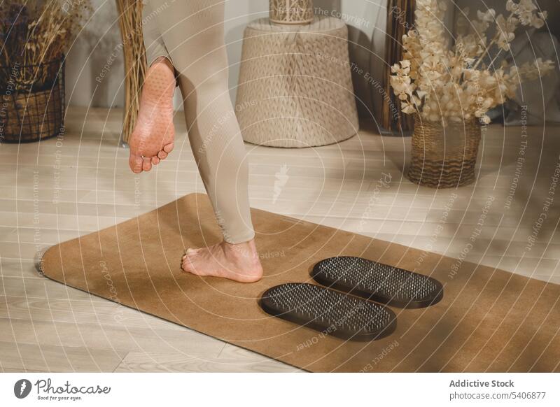 Frau mit Abdruck von Nägeln der Sadhu-Tafel Yogi sadhu nageln Holzplatte Yoga üben drucken Fuß Wohnzimmer Asana Pose Mark chakra Anregung Akupunktur Massage