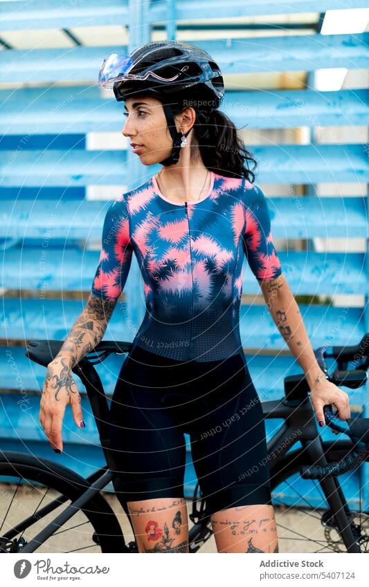 Junge ethnische Frau mit Helm steht mit Rennrad auf der Straße Fahrrad Radfahrer Sport Schutzhelm Hobby Großstadt behüten Fokus jung hispanisch Training