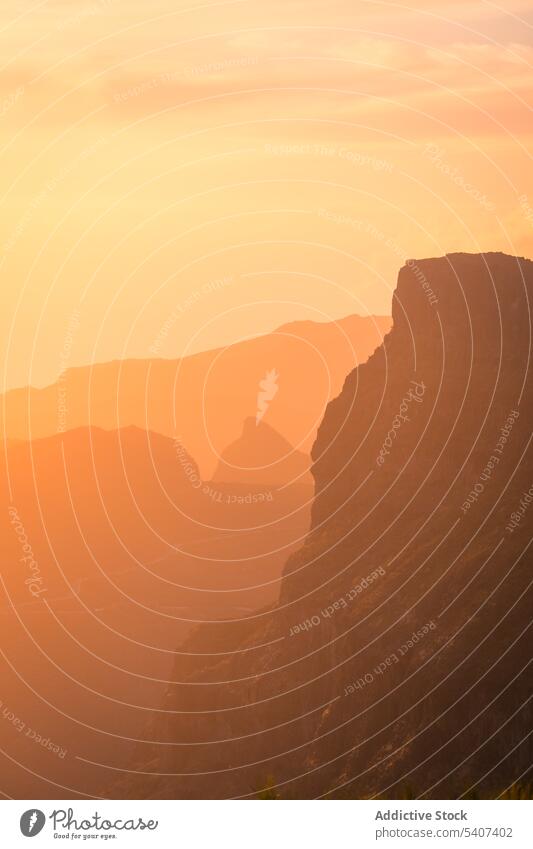 Berge Formation während erstaunliche Sonnenuntergang mit bewölktem Himmel Berge u. Gebirge felsig Kamm Landschaft Ambitus Natur Tal malerisch Umwelt orange