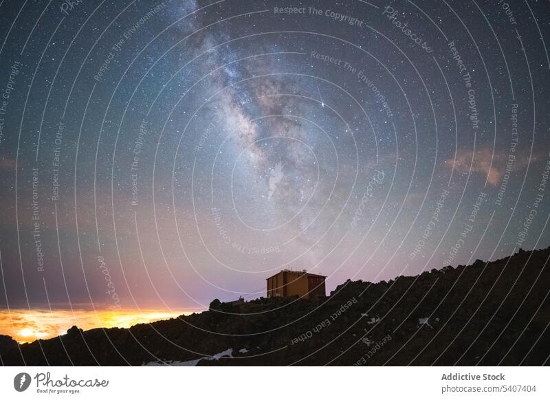 Erstaunliche Aussicht auf eine sternenklare Nacht mit leuchtenden Sternen und Haus auf Hochlandfelsen erstaunlich Milchstrasse Himmel Galaxie spektakulär