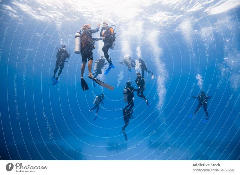 Gruppe von Sporttauchern schwimmt unter Wasser Menschen Tauchgerät Taucher Sinkflug schwimmen Schnorchel Schaumblase Meer Cancun Mexiko amerika MEER Mundschutz
