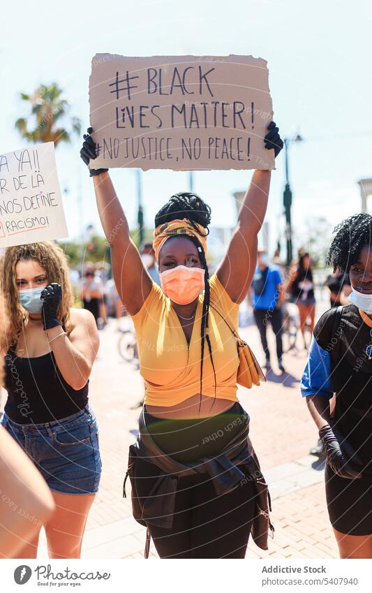 Afroamerikanische Frau protestiert mit "Black Lives Matter"-Plakat Schwarze Leben Materie protestieren manifestieren Großstadt Klatschen Menge