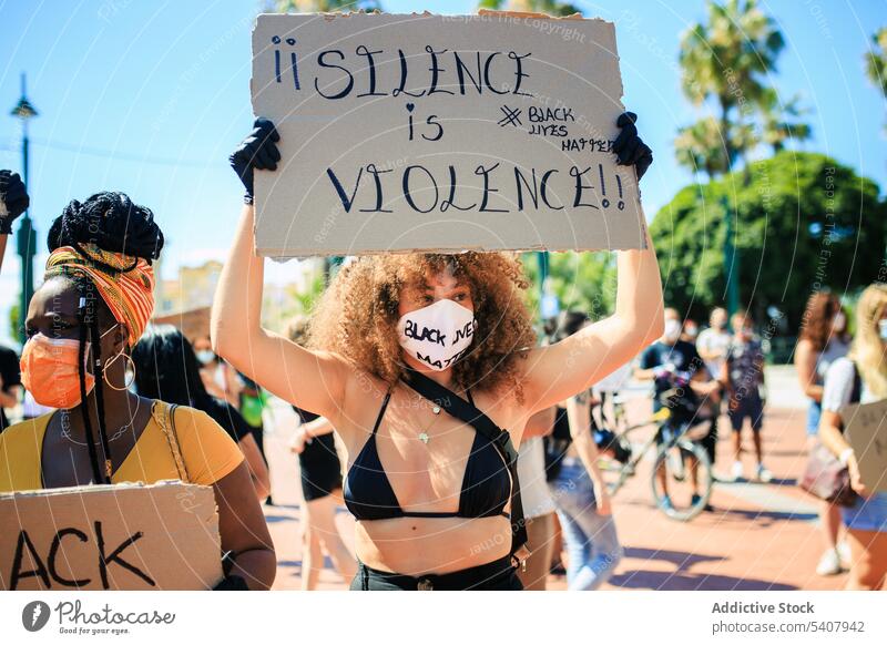 Frau mit Plakat Schweigen ist Gewalt in der Stadt Schwarze Leben Materie Menge Straße protestieren manifestieren Großstadt Rassismus Aktivist ethnisch