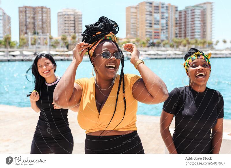 Gruppe fröhlicher multiethnischer Frauen in der Stadt Freund Großstadt schlendern Lachen Zusammensein Hafengebiet Spaß haben Sommer Menschengruppe