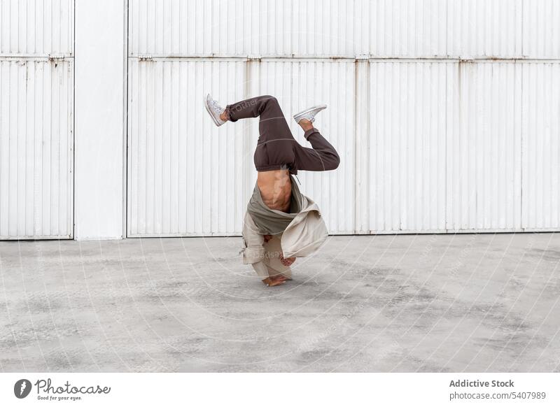 Männlicher Breakdancer auf der Straße Mann Hip-Hop Tanzen Handhopfen Tänzer urban Freestyle ausführen Gleichgewicht männlich Großstadt sich[Akk] bewegen