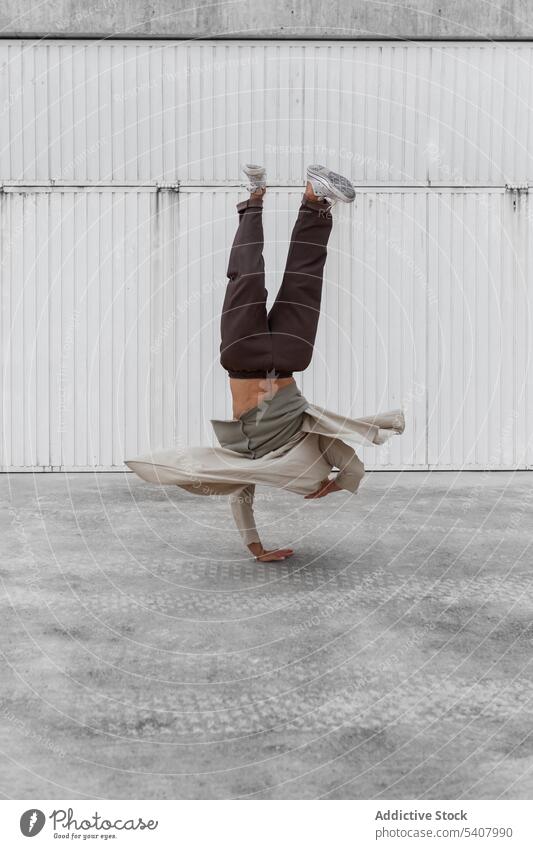 Männlicher Breakdancer auf der Straße Mann Hip-Hop Tanzen Handhopfen Tänzer urban Freestyle ausführen Gleichgewicht männlich Großstadt sich[Akk] bewegen