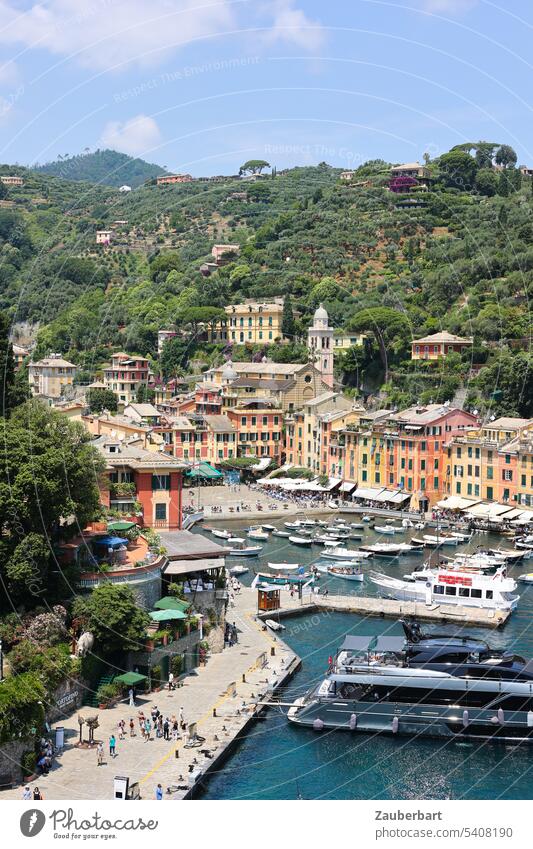 Hafen von Portofino mit bunten Häusern und Yachten Italien Riviera Luxus Reichtum Verschwendung Urlaub Sonne Meer Küste Tourismus Bucht mediterran Jacht