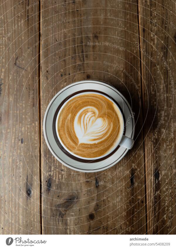 Cappuccino auf dem Tisch über dem Kopf Café Kaffee Konzept Sahne Tasse Detailaufnahme trinken schäumen Herz Latte melken Objekt Form Stillleben