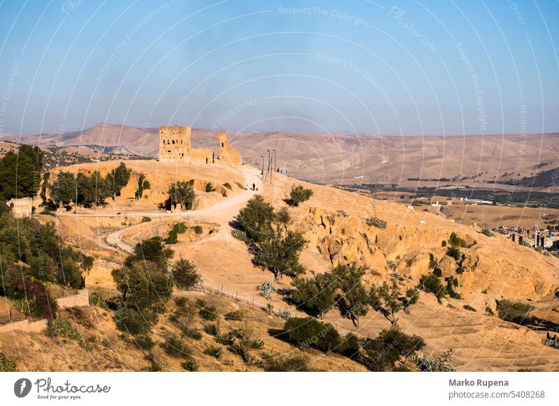 Luftaufnahme der Marinidengräber oder Merenidengräber in Fez, Marokko Fes merenid Ruinen Gräber mittelalterlich Archäologie Afrika reisen Landschaft Medina