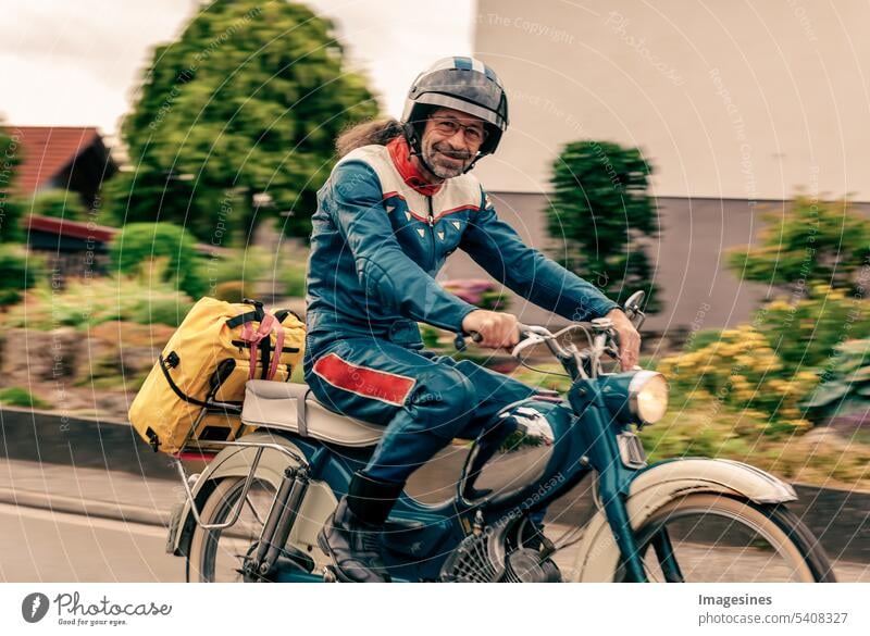 Oldtimer Moped fahren macht Spaß. Mann mit Vintage-Helm und Vintage-Kleidung im Sommer fährt ein alten Zweitakter Retro Leder Kombi 55-59 Jahre aktiv Lebensstil