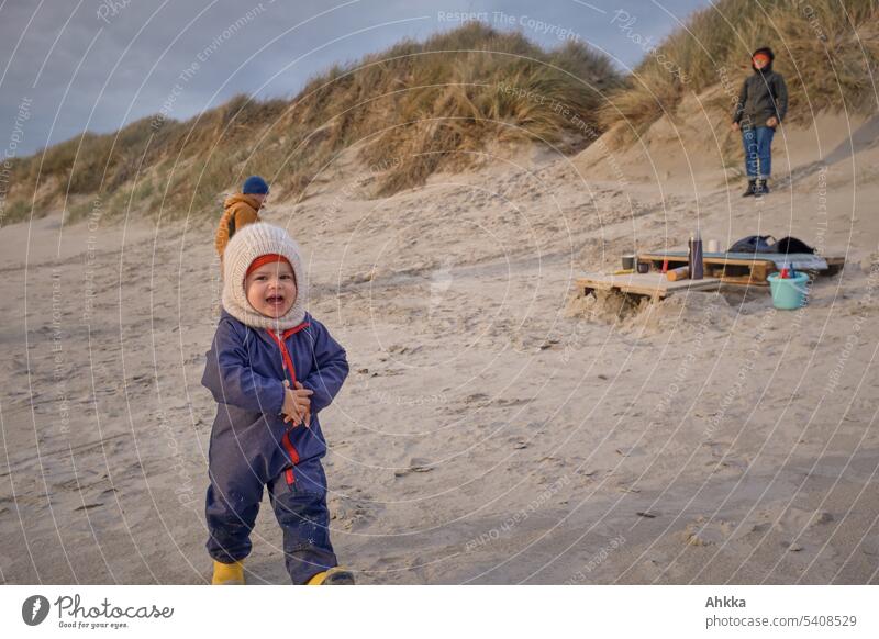 Kleinkind erkundet freudig den Strand Entdecker Spielen Spaß Freude laufen erkunden forschen Düne Dünengras Rastplatz kalt warm anziehen Aktivität im Freien