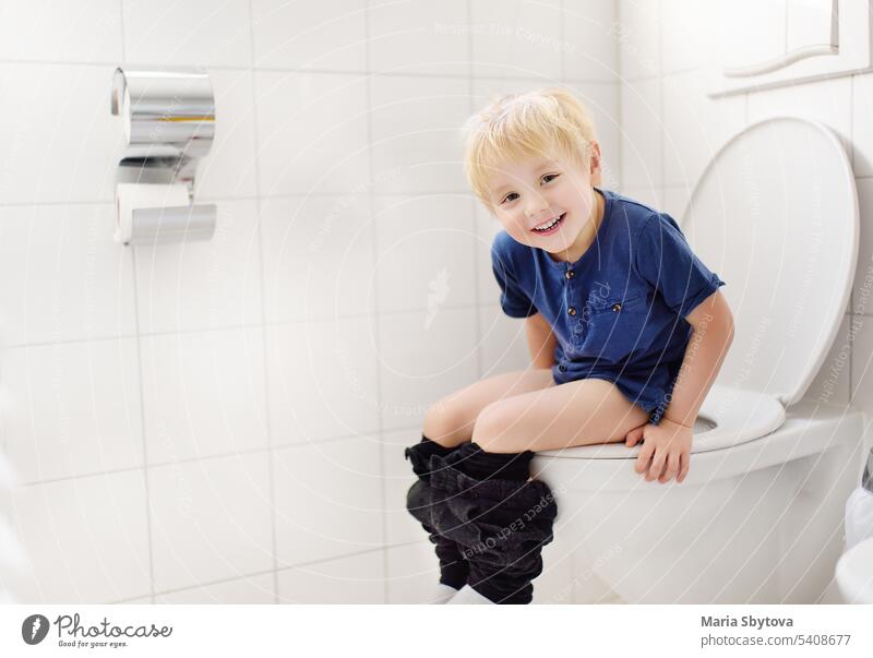 Niedlicher kleiner Junge auf der Toilette. Kleinkind Kind ist die Ausbildung verwenden Toilette. Behandlung von Verstopfung von kleinen Kindern. Lehre Kinder der Hygiene