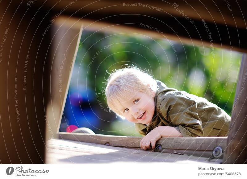 Glücklicher kleiner Junge hat Spaß auf dem Spielplatz Kindheit Kindergarten im Freien Emotion Freizeit Lifestyle Gerät außerhalb hölzern Herbst Sommer