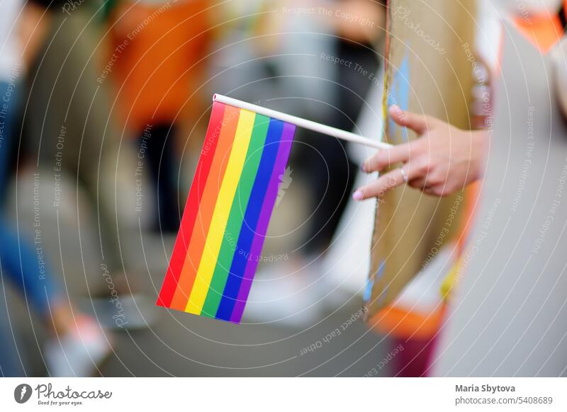 Aktivist hält Regenbogenfahne und Banner auf dem Marsch auf der Stadtstraße während der Lgbt Pride Parade. Kämpfen für die Gleichstellung sexueller Minderheiten.