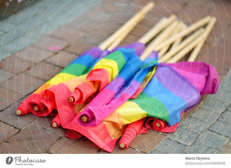 Regenbogenfahnen auf dem Boden während der Lgbt Pride Parade. Kampf für die Gleichstellung von sexuellen Minderheiten. lgbtq Stolz Fahne Transparente