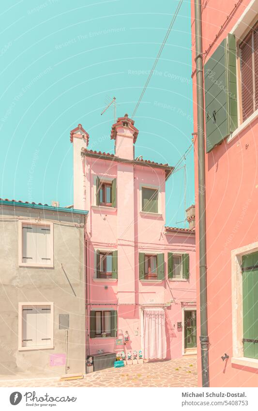 Rosafarbene Häuser auf einer venezianischen Insel pastel pop graphic harmony pink rosa grafik formen harmonie mintgrün Haus Marktplatz häuser bunt pastell blau