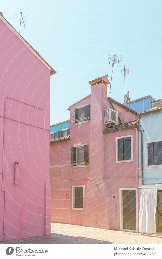 rosa und pinkfarbene Fischerhäuser auf einer venezianischen Insel pastel pop graphic harmony grafik formen harmonie mintgrün Haus Marktplatz lagune bunt pastell