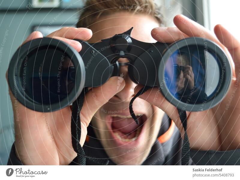 Blick durch ein Fernglas Person Mann Porträt Gesicht im Innenbereich Sichtweise Aussichtspunkt vergrößern Linse Brille Glas Auge Sehvermögen optisch menschlich