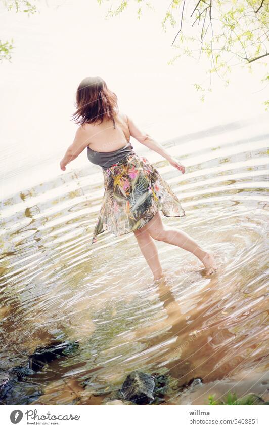 Und was wir sehen und erleben, das sind wir Frau Wasser barfuß tanzen drehen Leichtigkeit Flussufer See seicht Seeufer weiblich Freude Natur genießen wohlfühlen