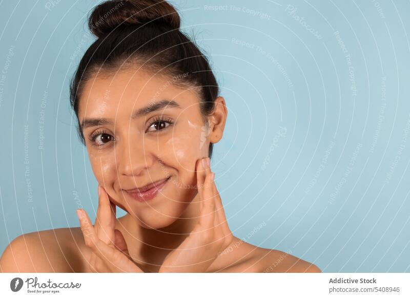 Ethnische Frau cremt ihr Gesicht ein Hautpflege Sahne Schliere Feuchtigkeit Kosmetik Schönheitsprogramm bewerben Porträt Kosmetologie Verfahren