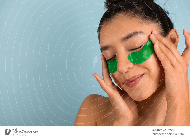 Junge Frau mit Flecken unter den Augen Augenbinde Hautpflege Gesichtsbehandlung Schönheitsprogramm Kosmetologie bewerben Verfahren Vorschein