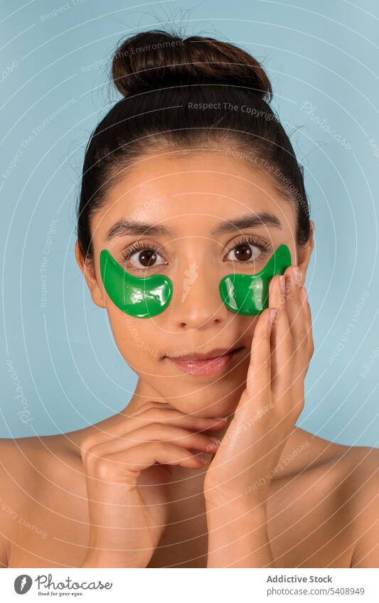 Junge Frau mit Flecken unter den Augen Augenbinde Hautpflege Gesichtsbehandlung Schönheitsprogramm Kosmetologie bewerben Verfahren Vorschein