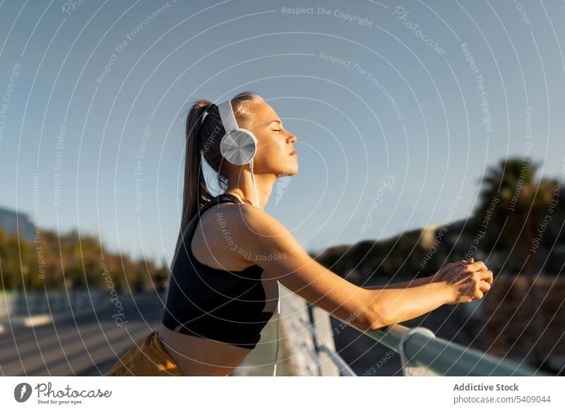 Junge Frau ruht sich nach der Arbeit im Freien bei Sonnenuntergang aus jung Jogger Athlet Läufer rennen Sport Gesundheit passen Fitness sportlich Training Übung