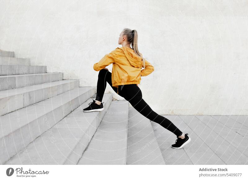 Junger athletischer Weißer beim Stretching im Freien jung Frau Jogger Athlet Läufer Treppe strecken Sport Gesundheit passen Fitness sportlich Training Übung