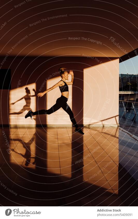 Junge Frau bei der Arbeit im Freien bei Sonnenuntergang jung Jogger Athlet Läufer Sport Gesundheit passen Fitness sportlich Training Übung Lifestyle Person