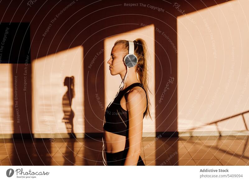 Junger sportlicher Weißer, der bei Sonnenuntergang Musik hört jung Frau Jogger Athlet Läufer rennen Sport Gesundheit passen Fitness Training Übung Lifestyle