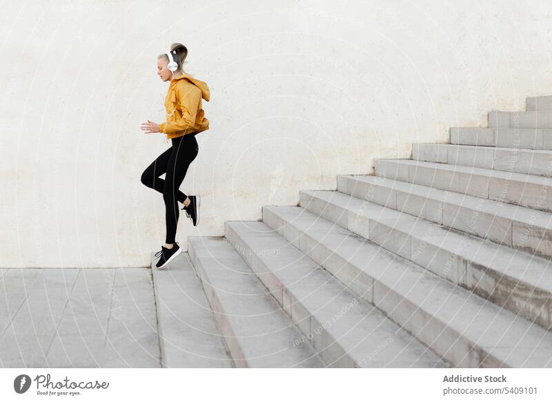 Junge Frau bei der Arbeit im Freien jung Jogger Athlet Läufer rennen die Treppe hinuntergehen Sport Gesundheit passen Fitness sportlich Training Übung Lifestyle