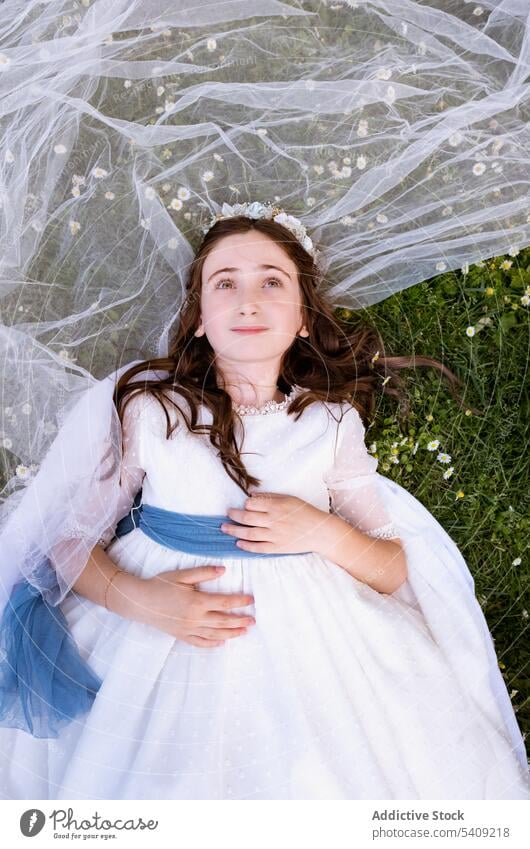 Teenager-Mädchen in Kleid und Schleier träumt auf Gras Prinzessin Garten Nymphe charmant Natur Kind sich[Akk] entspannen ruhen bezaubernd friedlich unschuldig