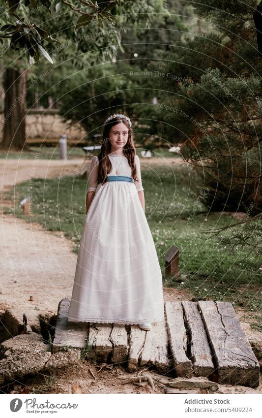 Elegantes Mädchen im weißen Kleid im Park stehend Prinzessin Palast charmant ausgefallen Natur romantisch elegant Vorschein Garten Bekleidung Lächeln Outfit