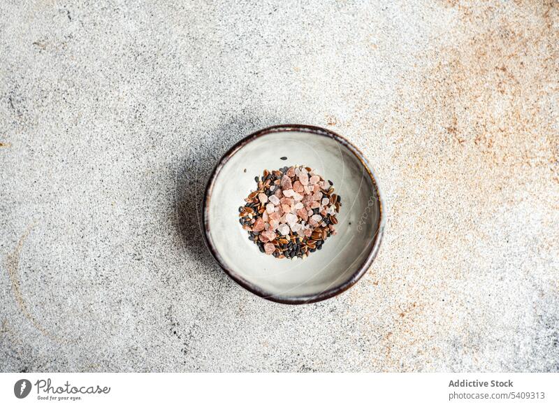 Schüssel mit Salatgewürzmischung rosa Himalaya-Salz Leinsamen Sesamsamen schwarzer Pfeffer Schalen & Schüsseln Gewürzmischung Bestandteil verschiedene lecker